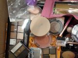 une boîte remplie de produits de maquillage et de cosmétiques