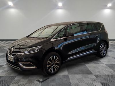une camionnette noire garée dans un garage au sol carrelé
