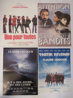 quatre affiches de cinéma posées sur une table, sur fond blanc