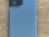 gros plan d'un téléphone cassé sur une table en bois