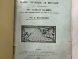 un vieux livre posé sur une table blanche, à côté d'un livre jaune