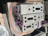 un tas de parpaings empilés les uns sur les autres