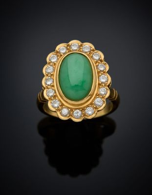 une bague en émeraude et diamant
