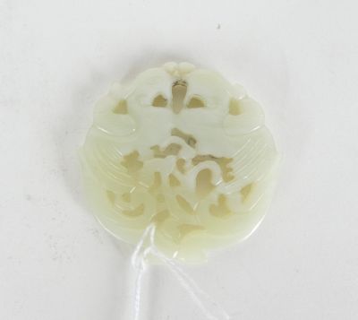 une photo d'un morceau de jade blanc orné d'un dragon