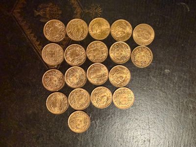 beaucoup de pièces d'or posées sur une table