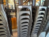 un grand nombre de chaises empilées les unes sur les autres