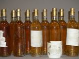 plusieurs bouteilles de vin sont alignées sur une table