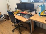 un bureau sur lequel se trouvent deux écrans d'ordinateur et un ordinateur portable