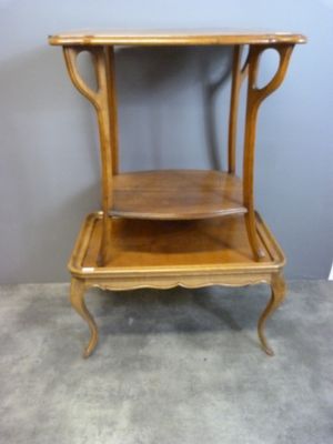 une petite table en bois avec une étagère