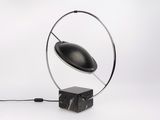 une photo d'une lampe de table avec un pied en marbre et un abat-jour noir