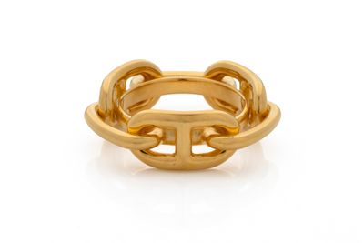 gros plan d'une bague en or sur fond blanc