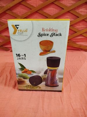 une photo d'une boîte de biscuits aux épices posée sur un lit