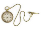 une montre de poche ancienne avec une chaîne et un stylo sur fond blanc