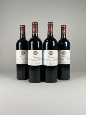 trois bouteilles de vin rouge posées sur une table