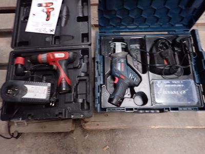 une caisse contenant des outils, posée sur une palette