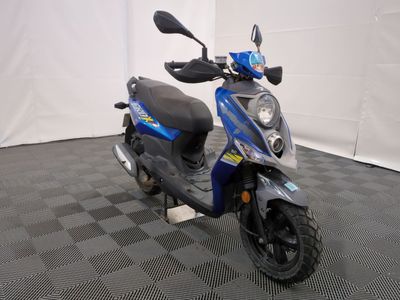 un scooter bleu garé sur un sol à carreaux noirs