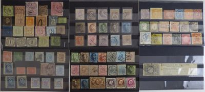 de nombreux timbres exposés dans une vitrine