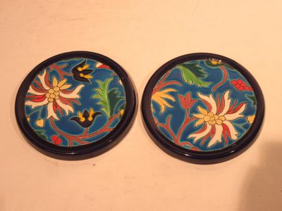 deux assiettes avec des fleurs posées sur une table