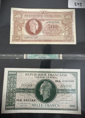 deux types de monnaie exposés dans une vitrine en verre