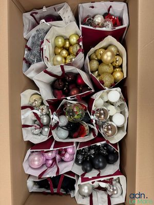 une boîte en carton remplie de décorations de Noël et d'objets décoratifs