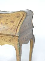 Bureau de dame en pente en marqueterie de bois de violette à… (photo 3)