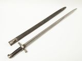 une vieille épée avec un manche en bois sur une surface blanche