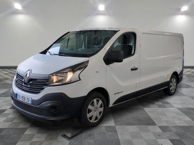 la camionnette blanche est garée sur un sol carrelé en damier