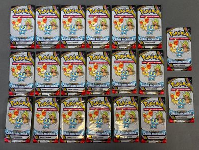 un gros plan sur une pile de cartes à collectionner Pokémon posée sur une table