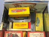 une boîte remplie de petites voitures de toutes sortes