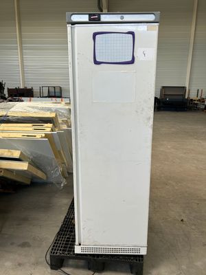 image d'un réfrigérateur blanc dans un entrepôt