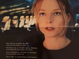 l'affiche du film « Flight Plan », mettant en scène une jeune fille vêtue d'un t-shirt noir