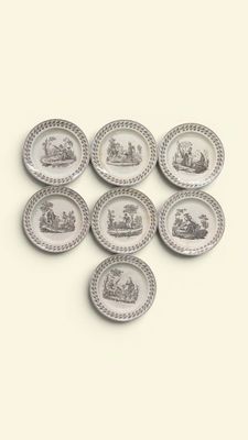 Suite de 7 assiettes en faïence à décor en camaïeu noir de c…