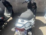 deux motos garées l'une à côté de l'autre sur un parking