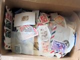 une boîte en carton remplie de timbres et d'enveloppes