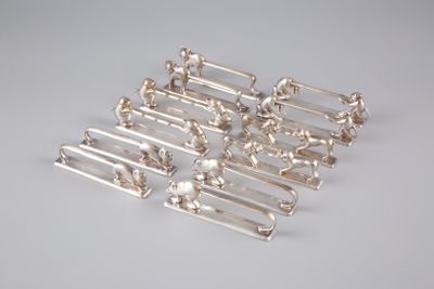 six objets plaqués argent sur une surface blanche