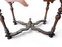 Table de milieu en noyer mouluré, la ceinture à bords chanto… (photo 3)