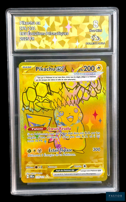 gros plan d'une carte pokemon dans un étui en plastique
