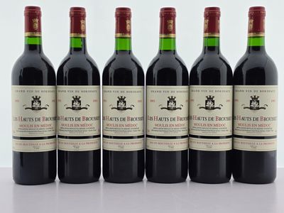 six bouteilles de vin rouge alignées sur une table
