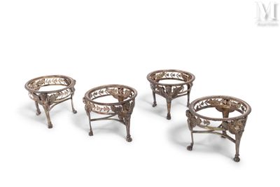 trois chaises anciennes en fonte et une table sur fond blanc