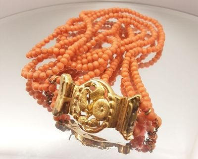 a necklace that has a gold clasp on it