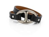 un gros plan sur un bracelet en cuir noir muni d'une boucle en argent