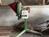 une machine posée par terre à côté d'un tas de bois
