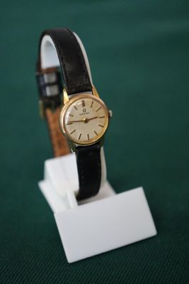 une montre posée sur un support sur une table