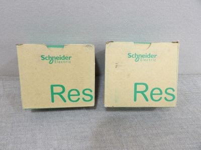 deux boîtes portant l'inscription « ress » posées sur une table