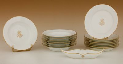 plusieurs assiettes et bols posés sur une table