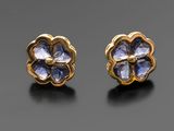 une paire de boucles d'oreilles en forme de fleur, en tanzanite et diamants