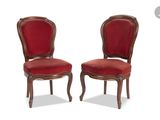 une paire de fauteuils rembourrés rouges sur fond blanc