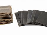 une pile de papiers et un sac de sable