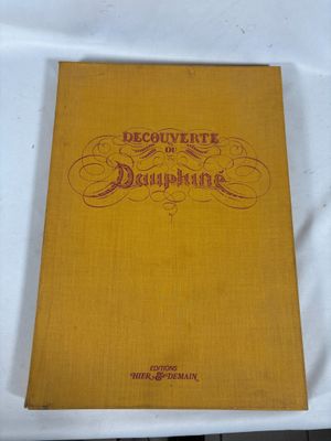 un livre jaune posé sur une table recouverte d'une nappe blanche