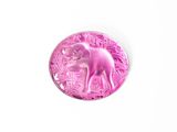 timbre représentant un éléphant rose sur une surface blanche avec un fond blanc